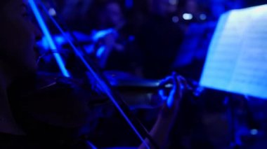 Tiyatro sahnesinde konser
