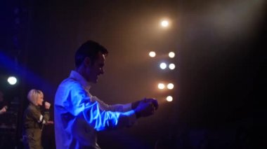 Tiyatro sahnesinde konser