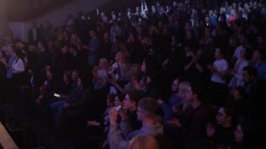 Tiyatro sahnesinde konser