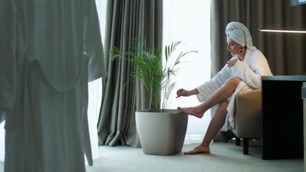 Lány egy fürdőköpenyben egy szállodában — Stock videók