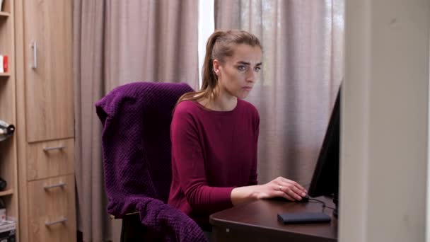 Ragazza lavora su un computer desktop a casa — Video Stock