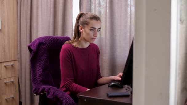 Ragazza lavora su un computer desktop a casa — Video Stock