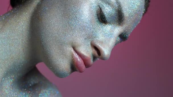 Model dengan fashion glitter makeup — Stok Video
