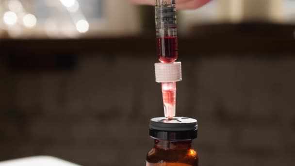 Syringe red liquid — Stock Video