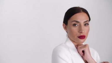 Stüdyoda aksesuarlarla poz veren kız.