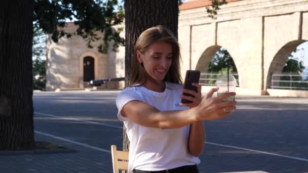 Ragazza riprese se stessa per i social network — Video Stock