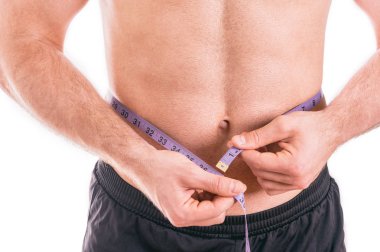 Erkek gövde ve beyaz zemin üzerine kırmızı şerit metre