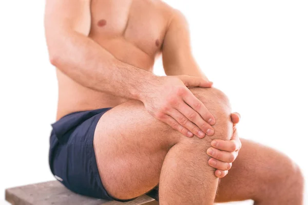 膝关节疼痛在白色背景的人 — 图库照片