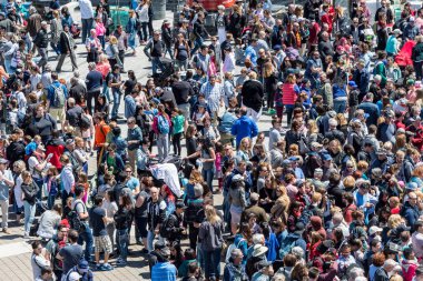 Montreal, CA - 20 Mayıs 2017: Place des Arts 'da sokak performansına katılan kalabalık