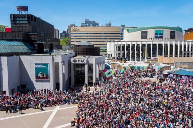 Montreal, CA - 20 Mayıs 2017: Place des Arts 'da sokak performansına katılan kalabalık