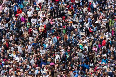 Montreal, CA - 20 Mayıs 2017: Place des Arts 'da sokak performansına katılan kalabalık
