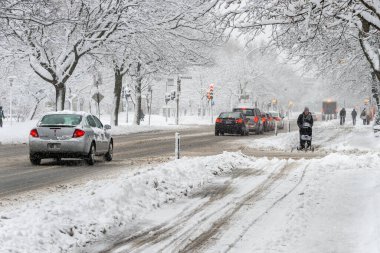 Montreal, CA - 14 Mart 2018: Rachel Caddesi 'nde kar fırtınası sırasında trafik