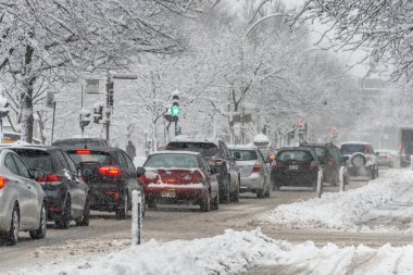 Montreal, CA - 14 Mart 2018: Rachel Caddesi 'nde kar fırtınası sırasında trafik