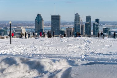Montreal, CA - 8 Şubat 2018: Kondiaronk belvedere 'den Montreal Skyline' a bakan turistler.