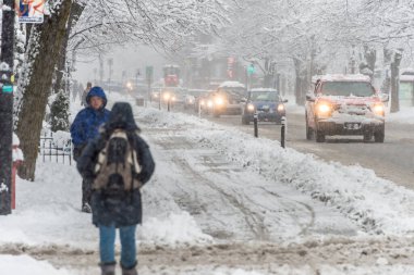 Montreal, CA - 14 Mart 2018: Rachel Caddesi 'nde kar fırtınası sırasında trafik