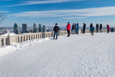 Montreal, CA - 8 Şubat 2018: Kondiaronk belvedere 'den Montreal Skyline' a bakan turistler.