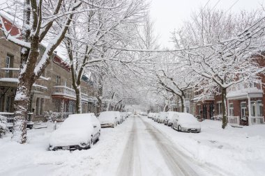 Montreal, CA - 14 Mart 2018: Şehir sokağı ve kış fırtınası sırasında karla kaplı arabalar