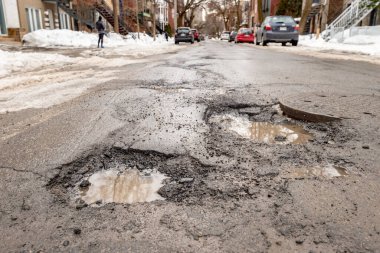 Montreal, CA - 13 Mart 2019: Montreal caddesinde kışın büyük çukurlar