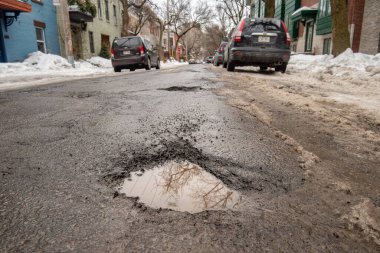 Montreal, CA - 13 Mart 2019: Montreal caddesinde kışın büyük çukur