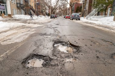 Montreal, CA - 13 Mart 2019: Montreal caddesinde kışın büyük çukurlar