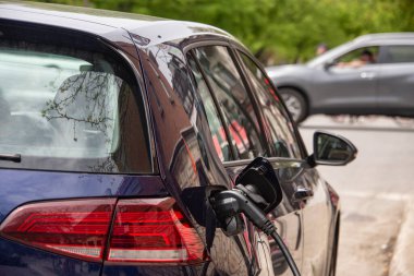 Montreal, CA - 25 Mayıs 2019: Elektrikli araba EV şarj istasyonuna takıldı.