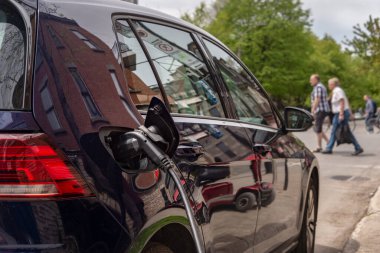 Montreal, CA - 25 Mayıs 2019: Elektrikli araba EV şarj istasyonuna takıldı.