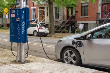 Montreal, CA - 25 Mayıs 2019: Chevrolet Volt elektrikli araba bir EV şarj istasyonuna takıldı.