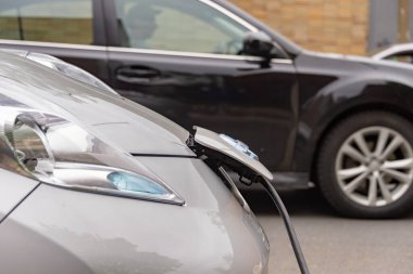 Montreal, CA - 25 Mayıs 2019: Elektrikli araba EV şarj istasyonuna takıldı.