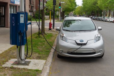 Montreal, CA - 25 Mayıs 2019: Elektrikli araba EV şarj istasyonuna takıldı.