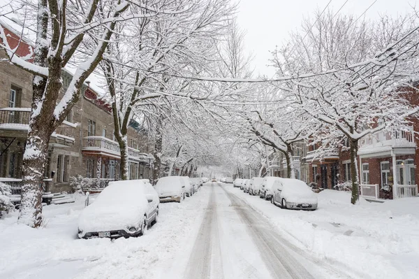 Montreal Março 2018 Rua Cidade Carros Cobertos Neve Durante Tempestade — Fotografia de Stock