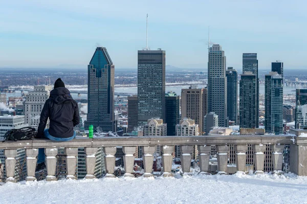 Montreal Canadá Enero 2019 Hombre Mirando Horizonte Montreal Desde Kondiaronk —  Fotos de Stock