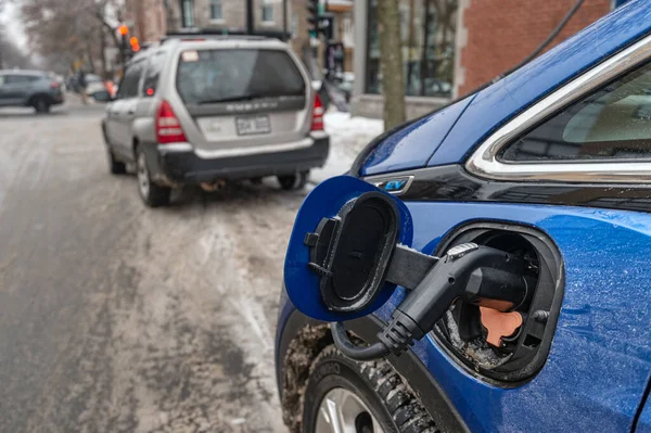 Montreal Canadá Febrero 2019 Coche Eléctrico Enchufado Cargado Invierno Gilford — Foto de Stock