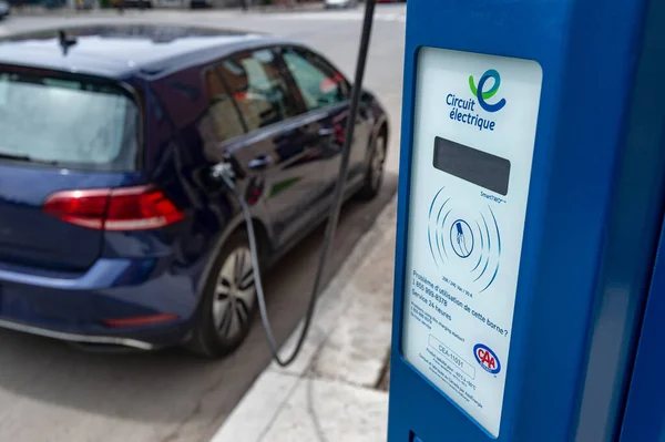 Montreal Mayıs 2019 Elektrikli Araba Şarj Istasyonuna Takıldı — Stok fotoğraf