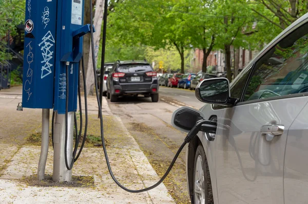 Montreal Mayo 2019 Chevrolet Volt Coche Eléctrico Conectado Una Estación — Foto de Stock