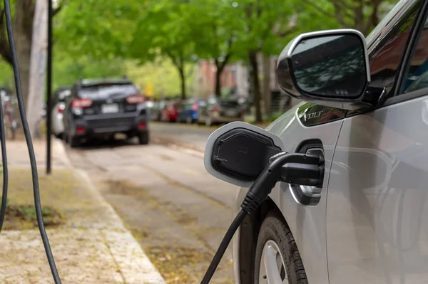 Montreal, CA - 25 Mayıs 2019: Elektrikli araba EV şarj istasyonuna takıldı.