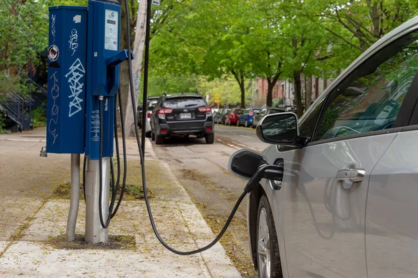 Montreal Mayıs 2019 Chevrolet Volt Elektrikli Araba Bir Şarj Istasyonuna — Stok fotoğraf