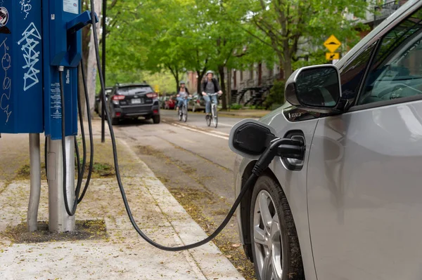 Montreal Mayıs 2019 Chevrolet Volt Elektrikli Araba Bir Şarj Istasyonuna — Stok fotoğraf