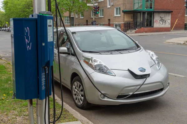 Montreal Mayo 2019 Coche Eléctrico Conectado Una Estación Carga — Foto de Stock