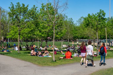 Montreal, CA - 23 Mayıs 2020: Coronavirüs salgını sırasında Laurier Park 'ta insanlar toplanıyor