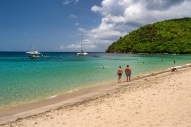 Petite Anse d 'Arlet, Martinique, Fransa - 18 Ağustos 2019: İnsanlar sahilde sıcak bir günün tadını çıkarıyor.