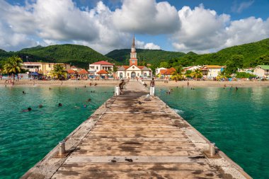 Martinique, Fransa - 18 Ağustos 2019: Petite Anse d 'Arlet köyü, Saint Henri Kilisesi ve dubası.