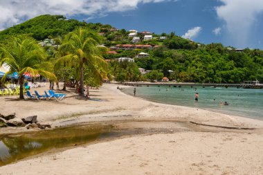 Anse-a-l 'ane, Martinique, FR: 22 Ağustos 2019: İnsanlar Anse-a-l' ane Plajı 'nda sıcak bir günün tadını çıkarıyor.