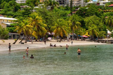 Anse-a-l 'ane, Martinique, FR: 22 Ağustos 2019: İnsanlar Anse-a-l' ane Plajı 'nda sıcak bir günün tadını çıkarıyor.