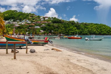 Anse-a-l 'ane, Martinique, FR: 22 Ağustos 2019: İnsanlar Anse-a-l' ane Plajı 'nda sıcak bir günün tadını çıkarıyor.