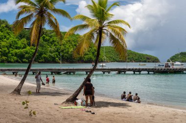 Anse-a-l 'ane, Martinique, FR: 22 Ağustos 2019: İnsanlar Anse-a-l' ane Plajı 'nda sıcak bir günün tadını çıkarıyor.