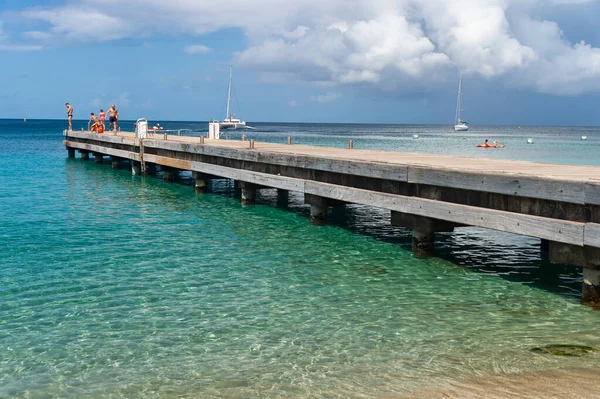 Petite Anse d 'Arlet, Martinique, Fransa - 18 Ağustos 2019: Ahşap duba ve turkuaz su