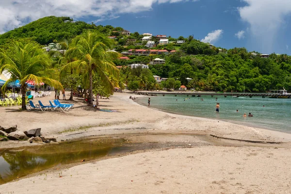 Anse-a-l 'ane, Martinique, FR: 22 Ağustos 2019: İnsanlar Anse-a-l' ane Plajı 'nda sıcak bir günün tadını çıkarıyor.