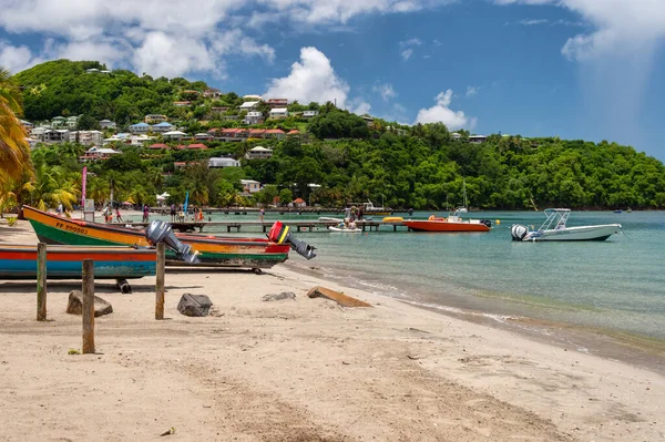 Anse-a-l 'ane, Martinique, FR: 22 Ağustos 2019: İnsanlar Anse-a-l' ane Plajı 'nda sıcak bir günün tadını çıkarıyor.