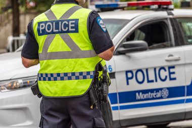 Montreal, Kanada - 22 Eylül 2019: Polis arabasının önündeki polis görüntüsü.