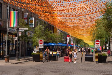 Montreal, CA - 27 Temmuz 2019: İnsanlar Gay Köyü 'ndeki Saint-Catherine Caddesi' nde Gökkuşağı Topları Sanat Kurulumunun altında Yürüyorlar